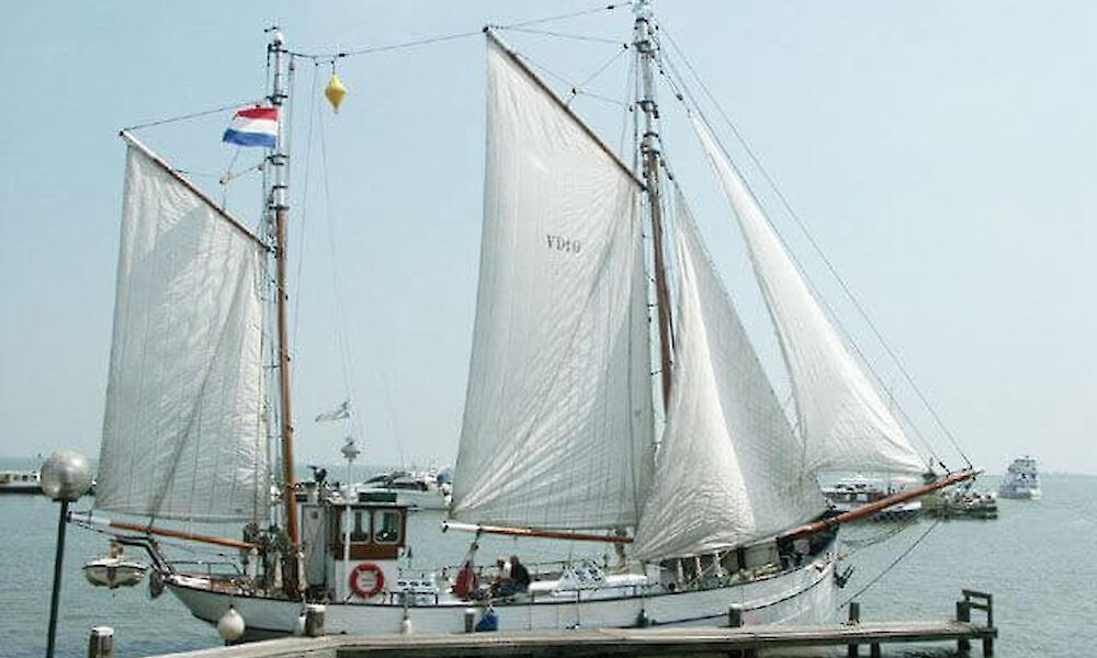 Foto in Volendamse klederdracht & Diner op de Gouwzee