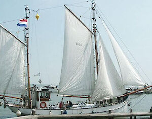 Foto in Volendamse klederdracht & Diner op de Gouwzee